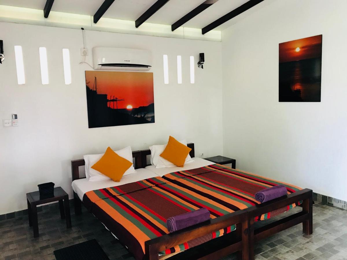 Sri Beach Bungalows And Villa Marawila Exterior foto