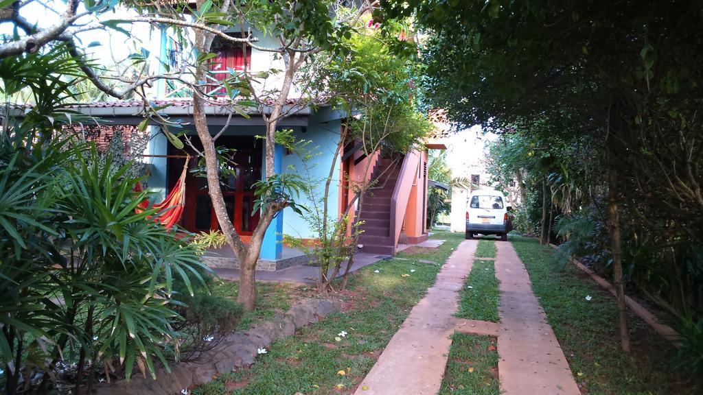 Sri Beach Bungalows And Villa Marawila Exterior foto