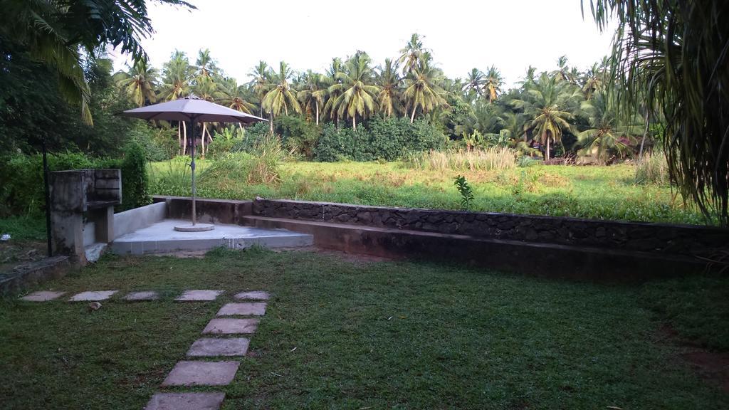 Sri Beach Bungalows And Villa Marawila Exterior foto