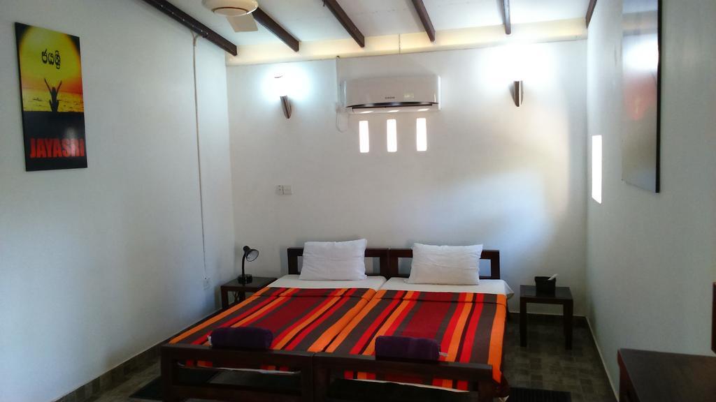 Sri Beach Bungalows And Villa Marawila Exterior foto