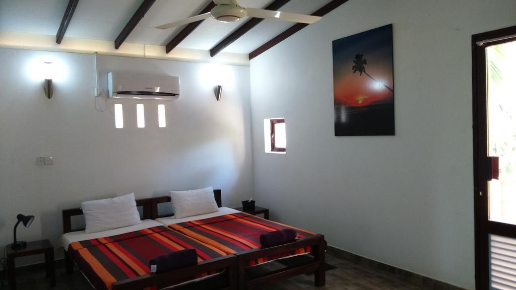 Sri Beach Bungalows And Villa Marawila Exterior foto