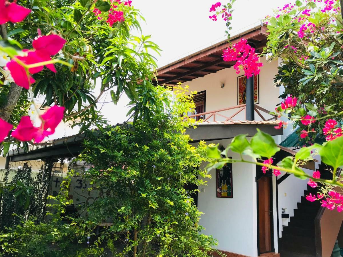 Sri Beach Bungalows And Villa Marawila Exterior foto